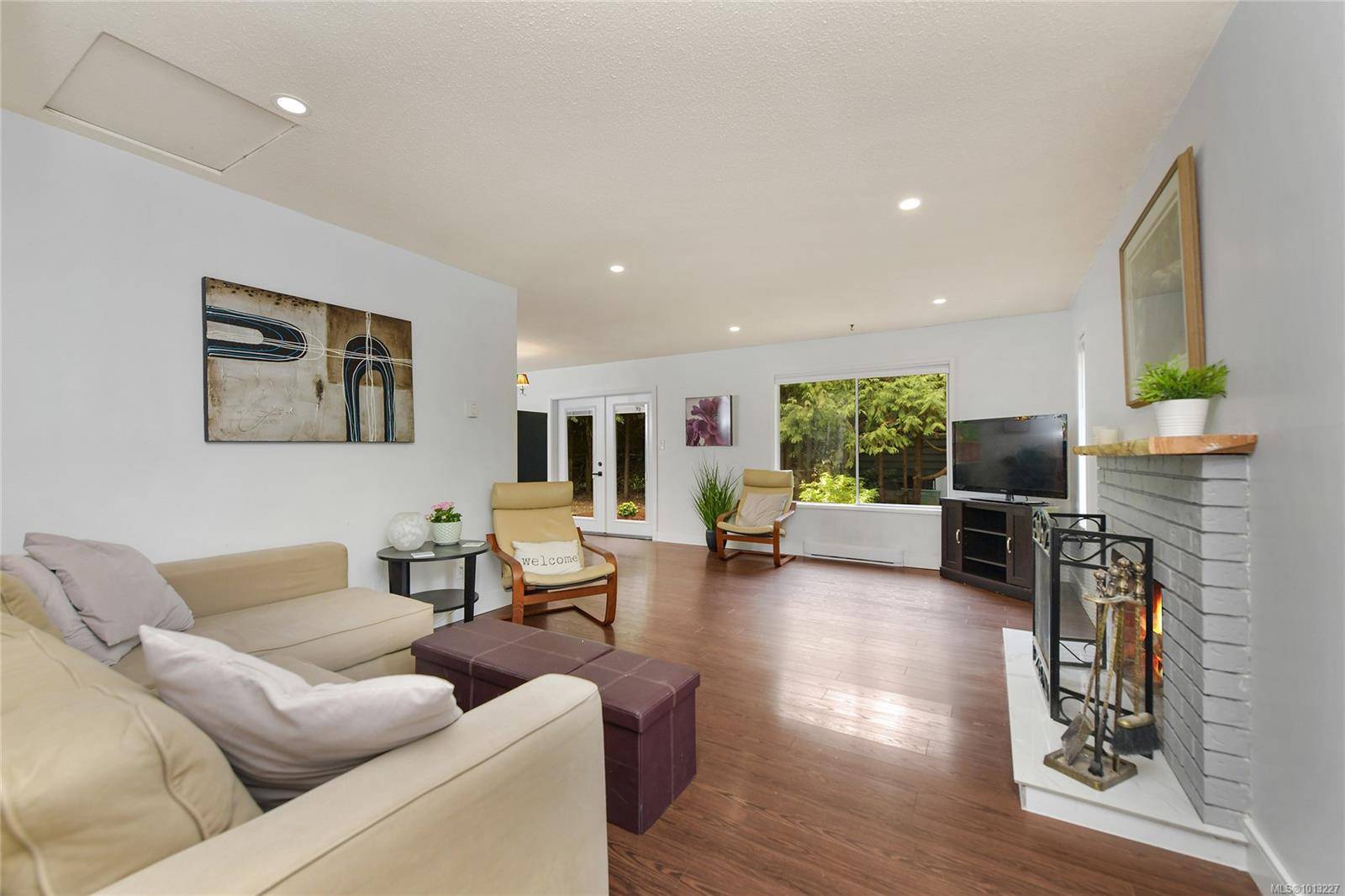 Central Saanich, BC V8M 1E9,7037 WALLACE Dr