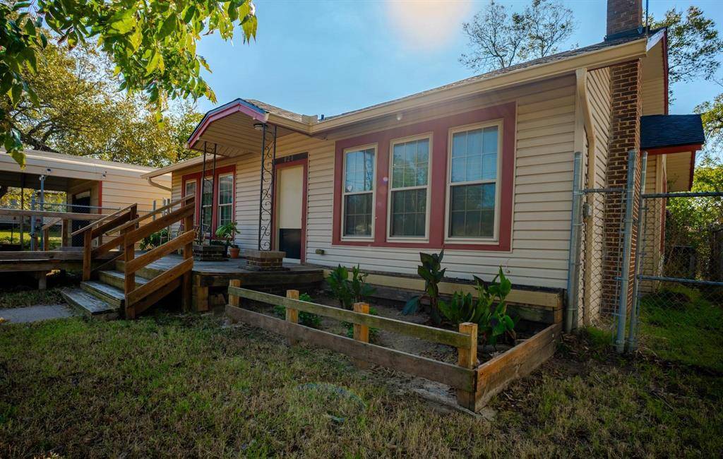 Mexia, TX 76667,820 E Palestine