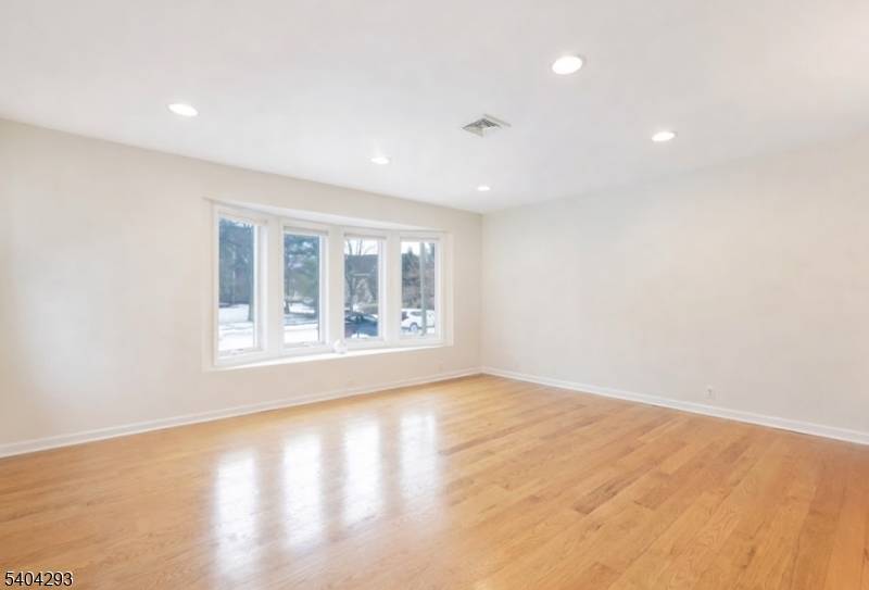 Tenafly Boro, NJ 07670,135 Grove St