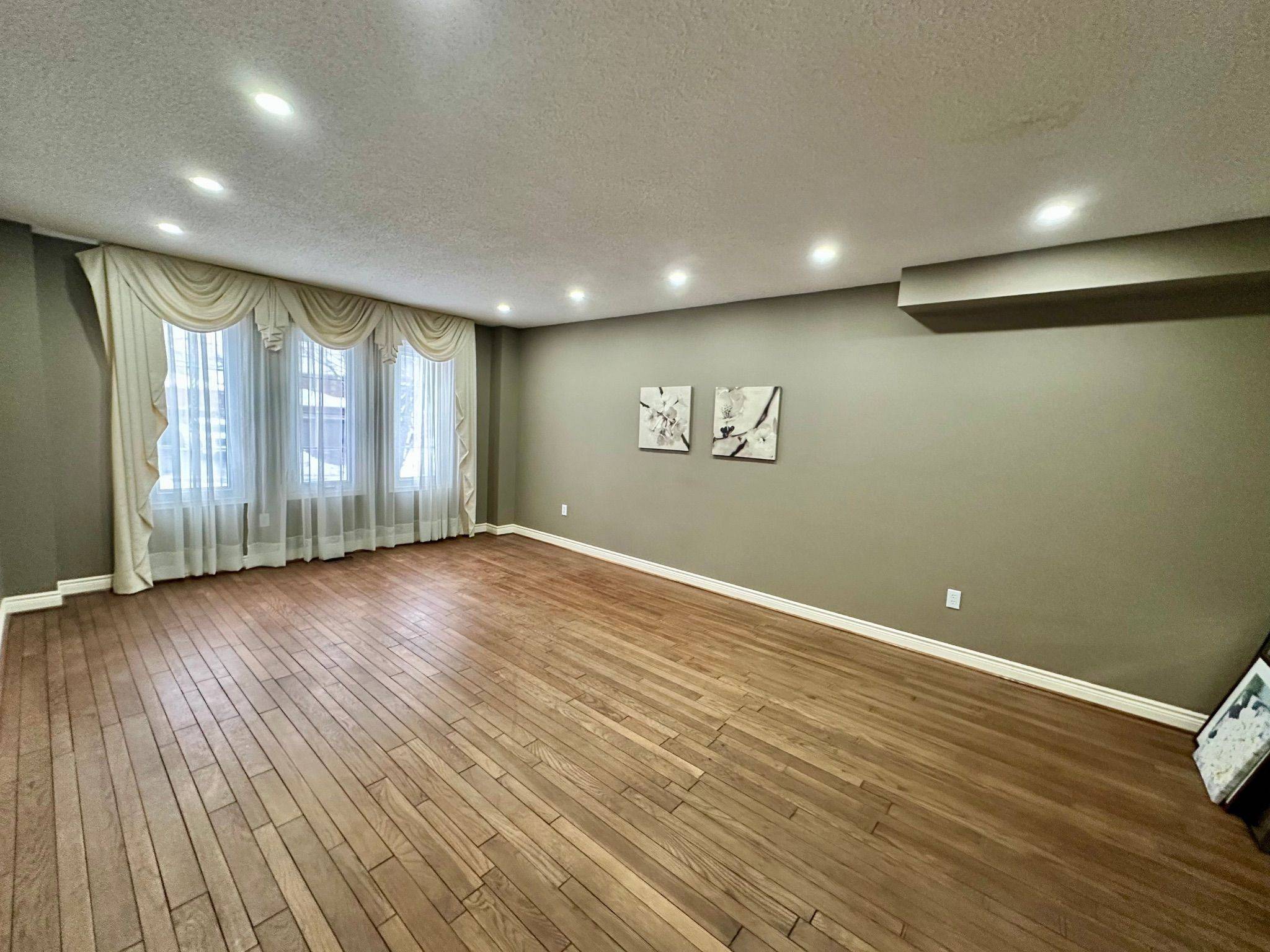 Oshawa, ON L1K 2H3,492 Palmtree CRES