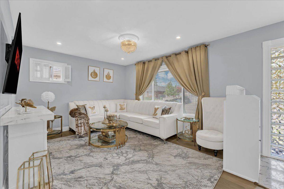 Toronto E04, ON M1R 4J8,83 Pachino BLVD