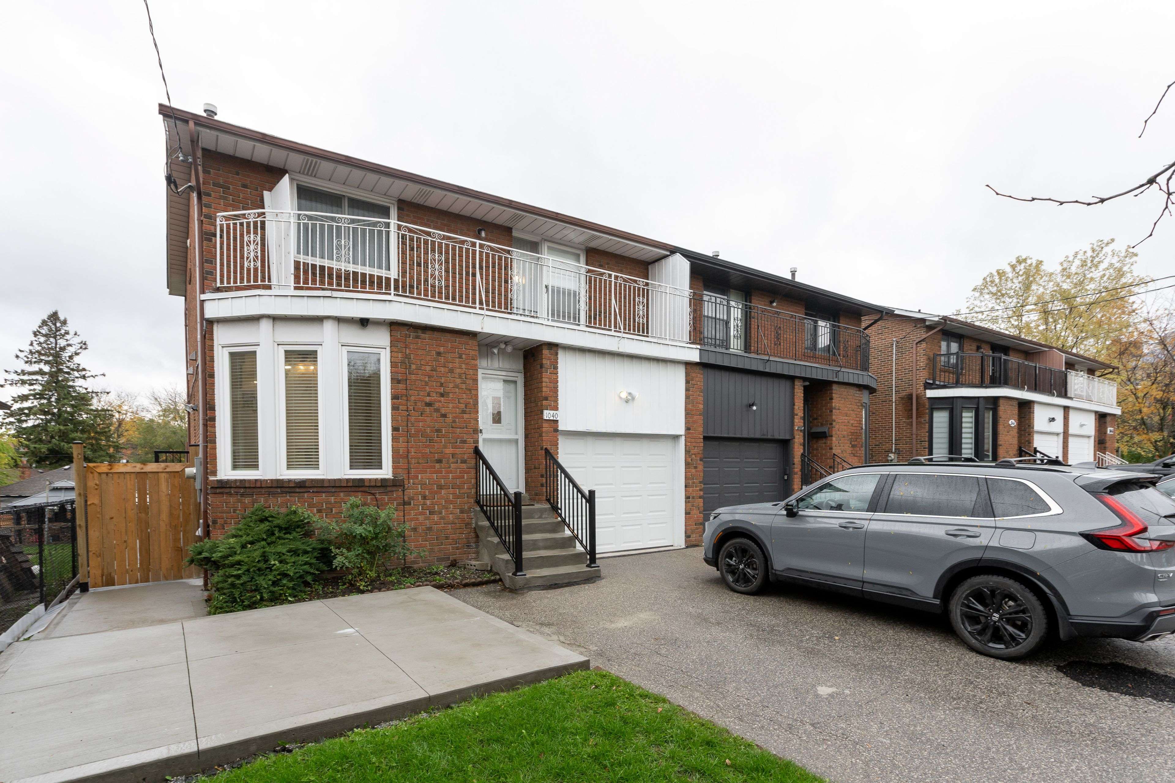 Toronto E03, ON M4B 2K1,1040 Victoria Park AVE