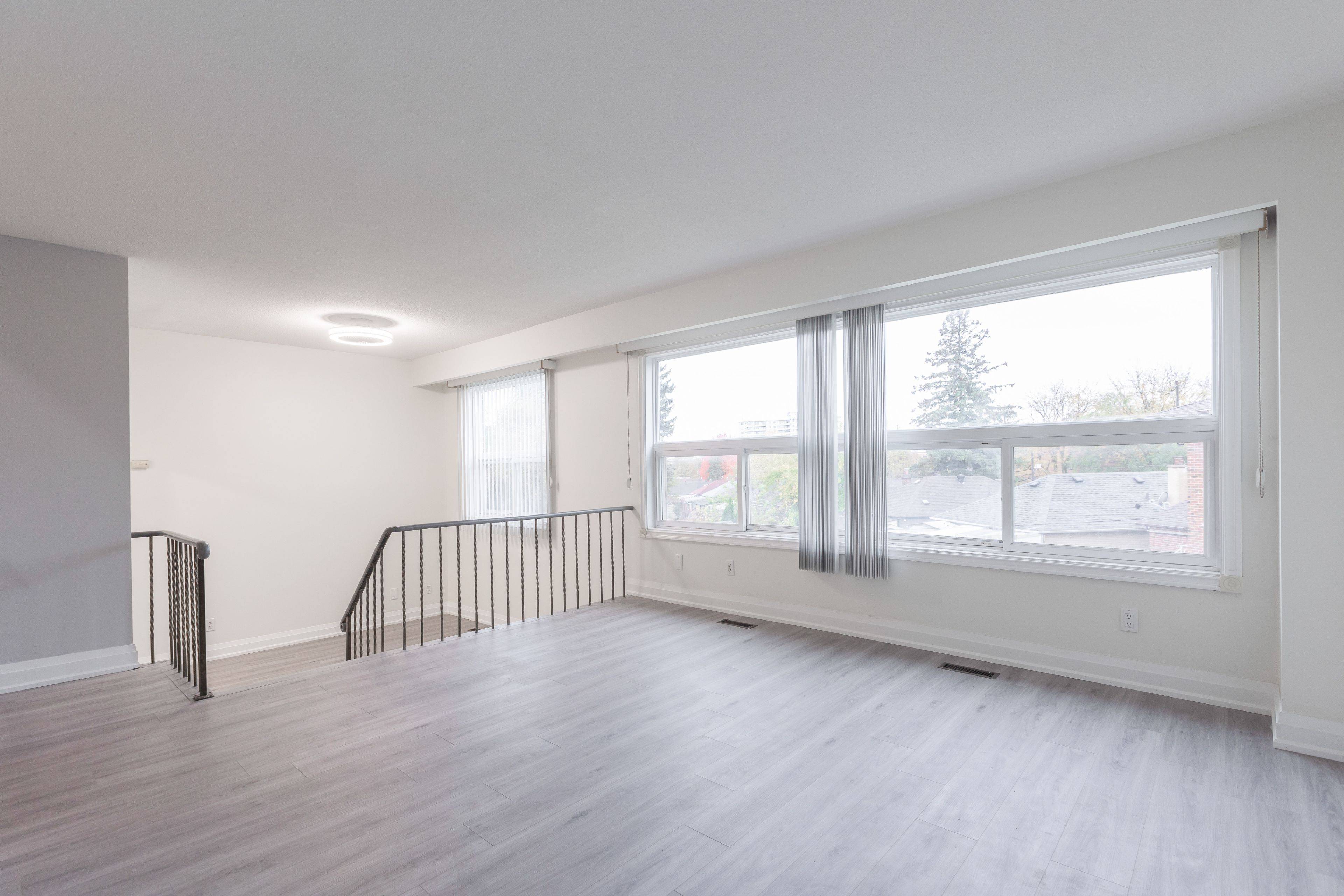 Toronto E03, ON M4B 2K1,1040 Victoria Park AVE