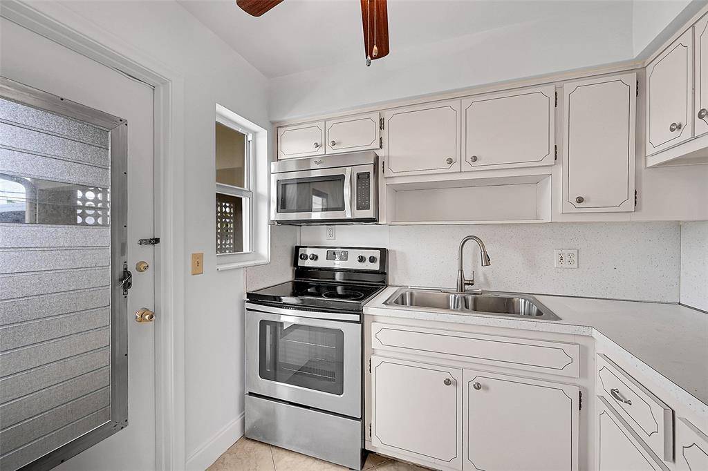 Lighthouse Point, FL 33064,2111 NE 42nd Ct #201w