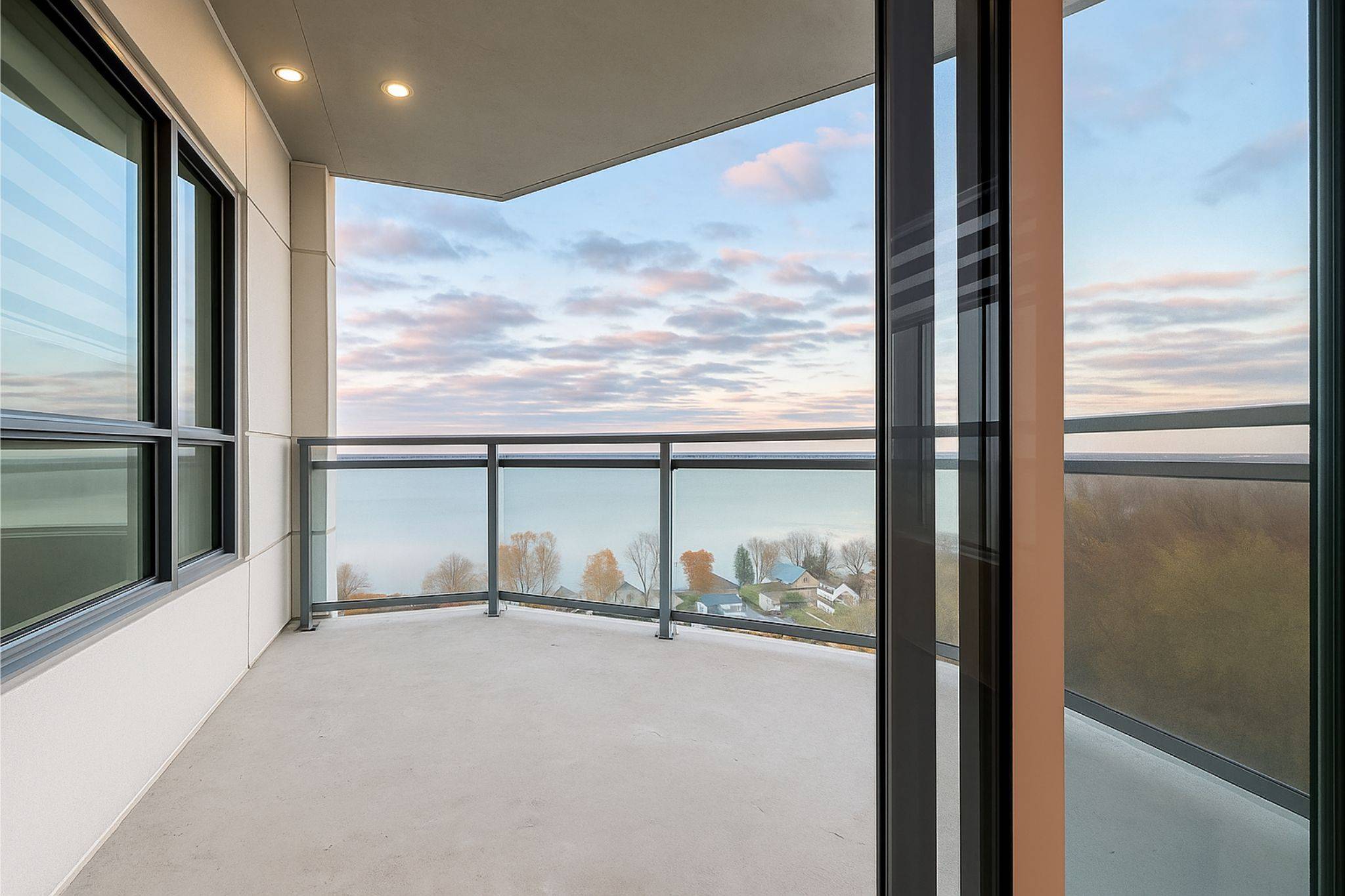 Barrie, ON L4M 0L4,56 Lakeside TER #906