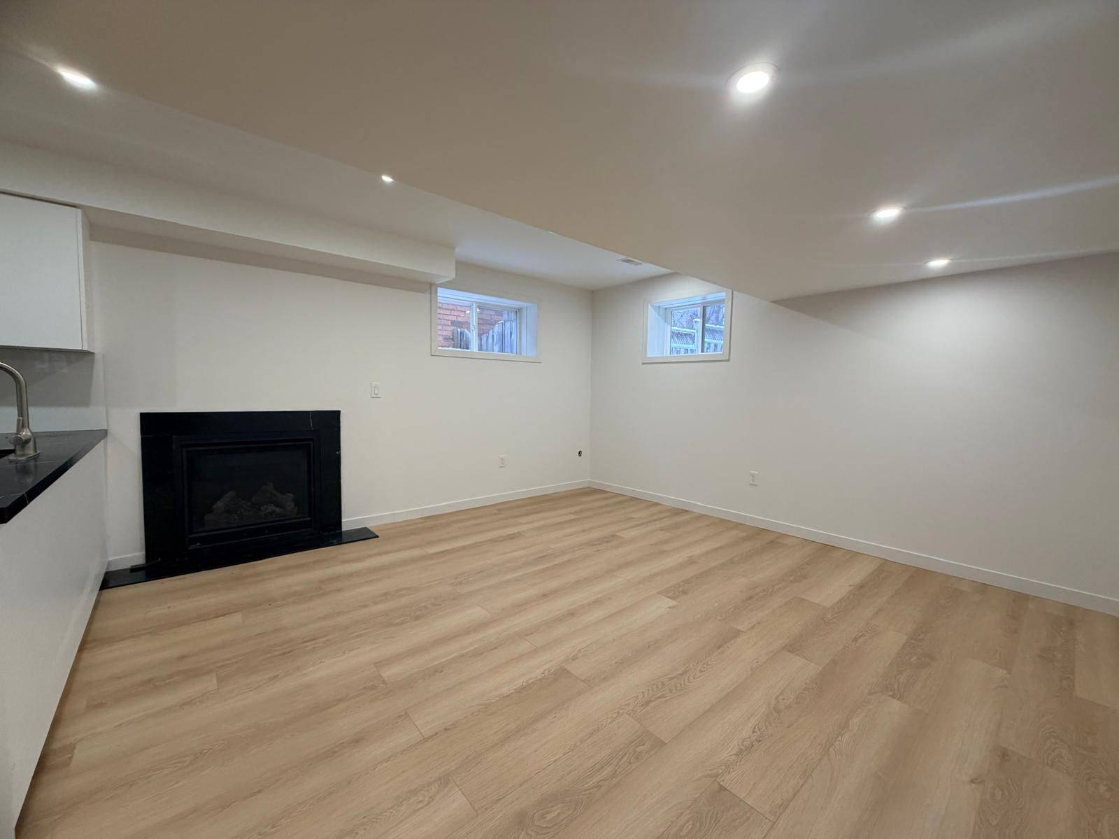 Barrie, ON L4N 0Y7,31 Seline CRES #Lower