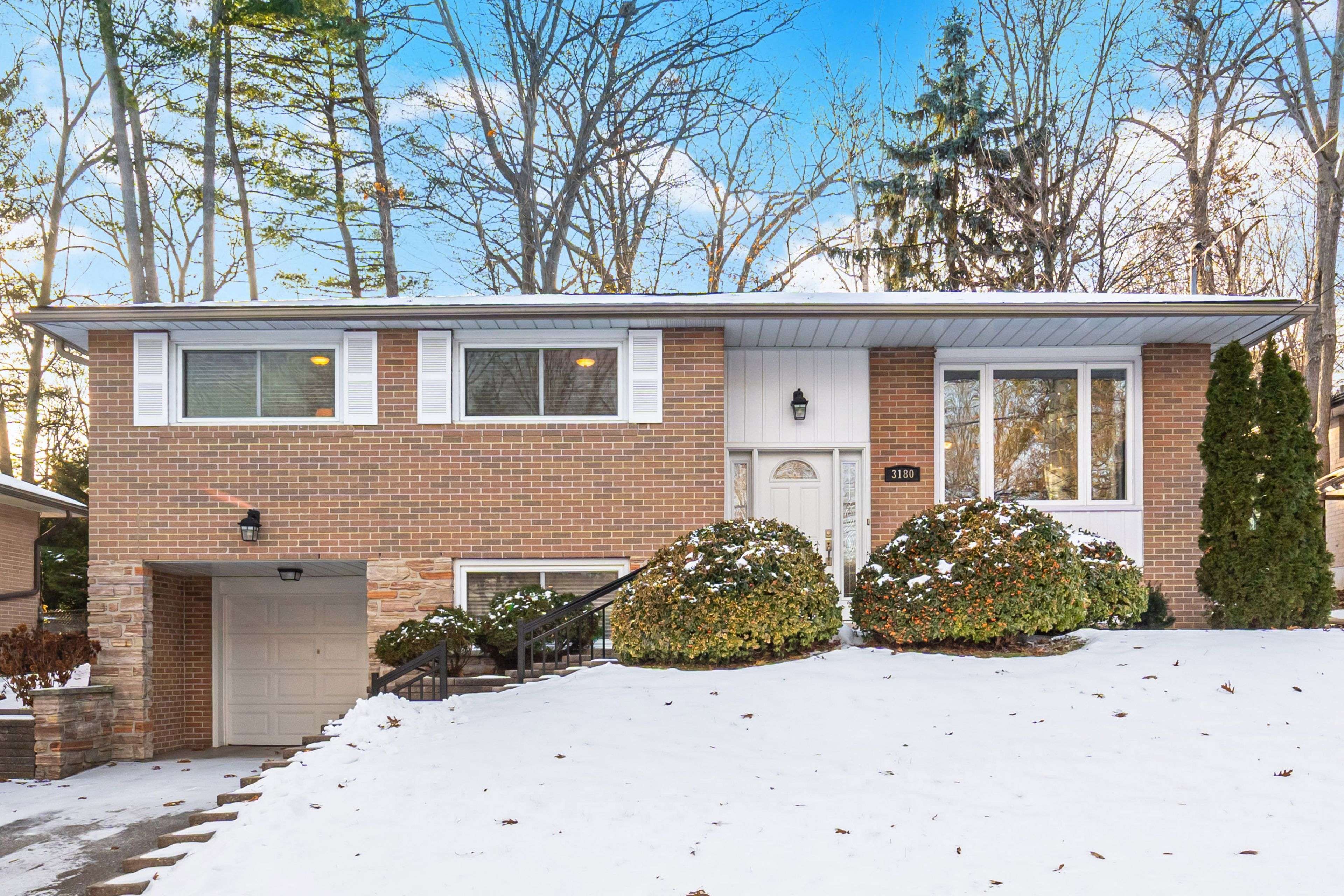 Mississauga, ON L5C 2J4,3180 The Credit Woodlands N/A