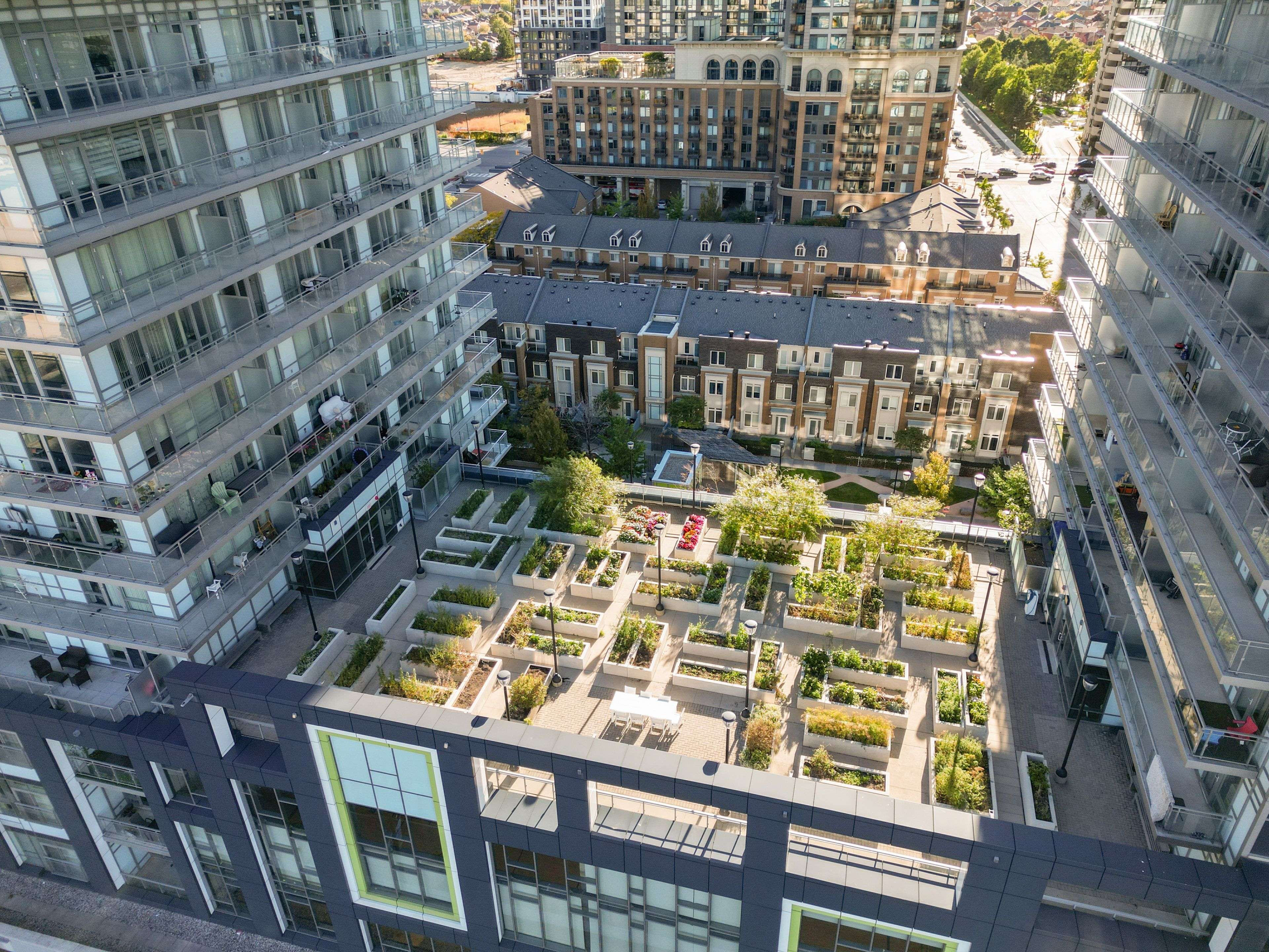 Mississauga, ON L5B 0G7,360 Square One DR N #707