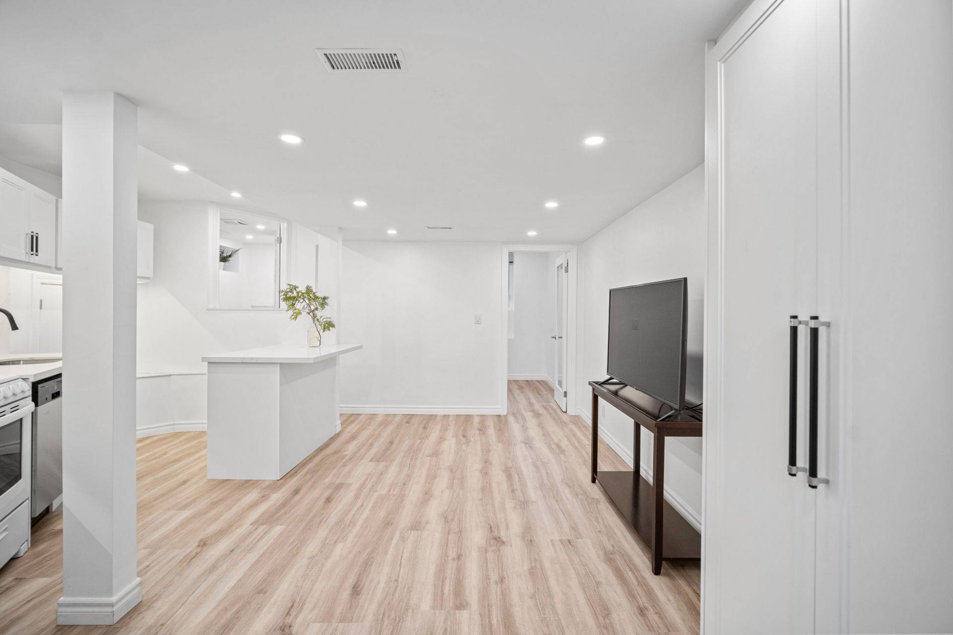 Toronto W02, ON M6P 1J6,45 Humberside AVE #Lower