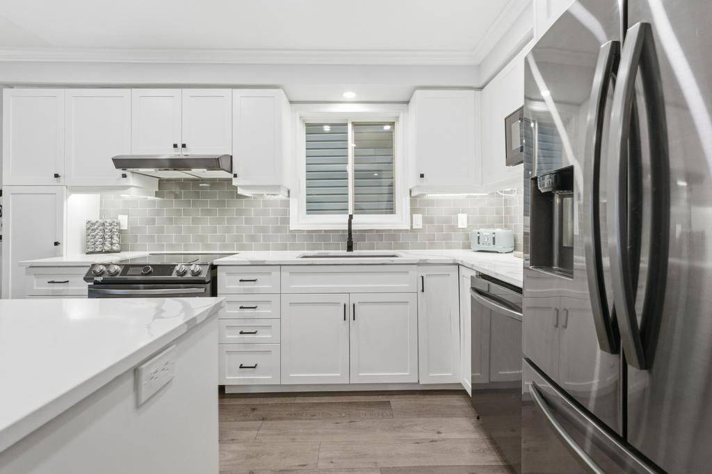 Hamilton, ON L8J 3T2,11 GLENHOLLOW DR