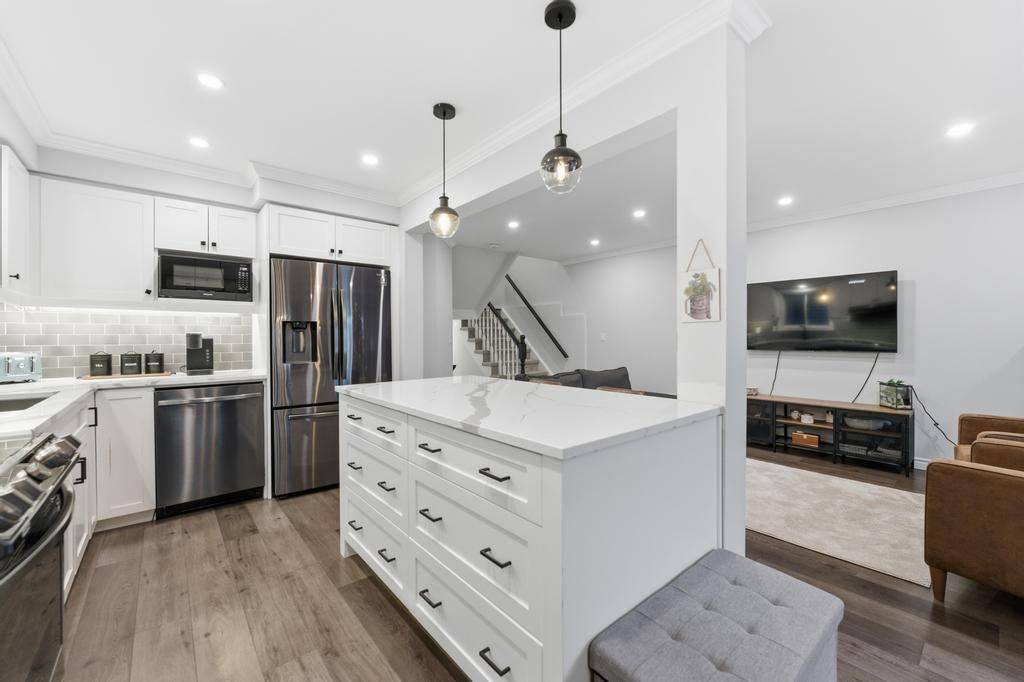 Hamilton, ON L8J 3T2,11 GLENHOLLOW DR