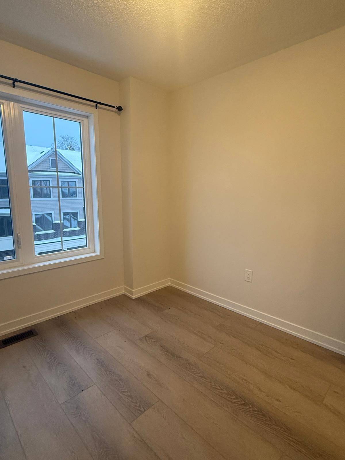 Cambridge, ON N1R 5S2,170 Attwater DR #15