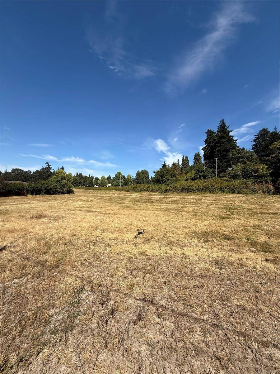 Saanich, BC V8Z 5K1,3876 Holland Ave