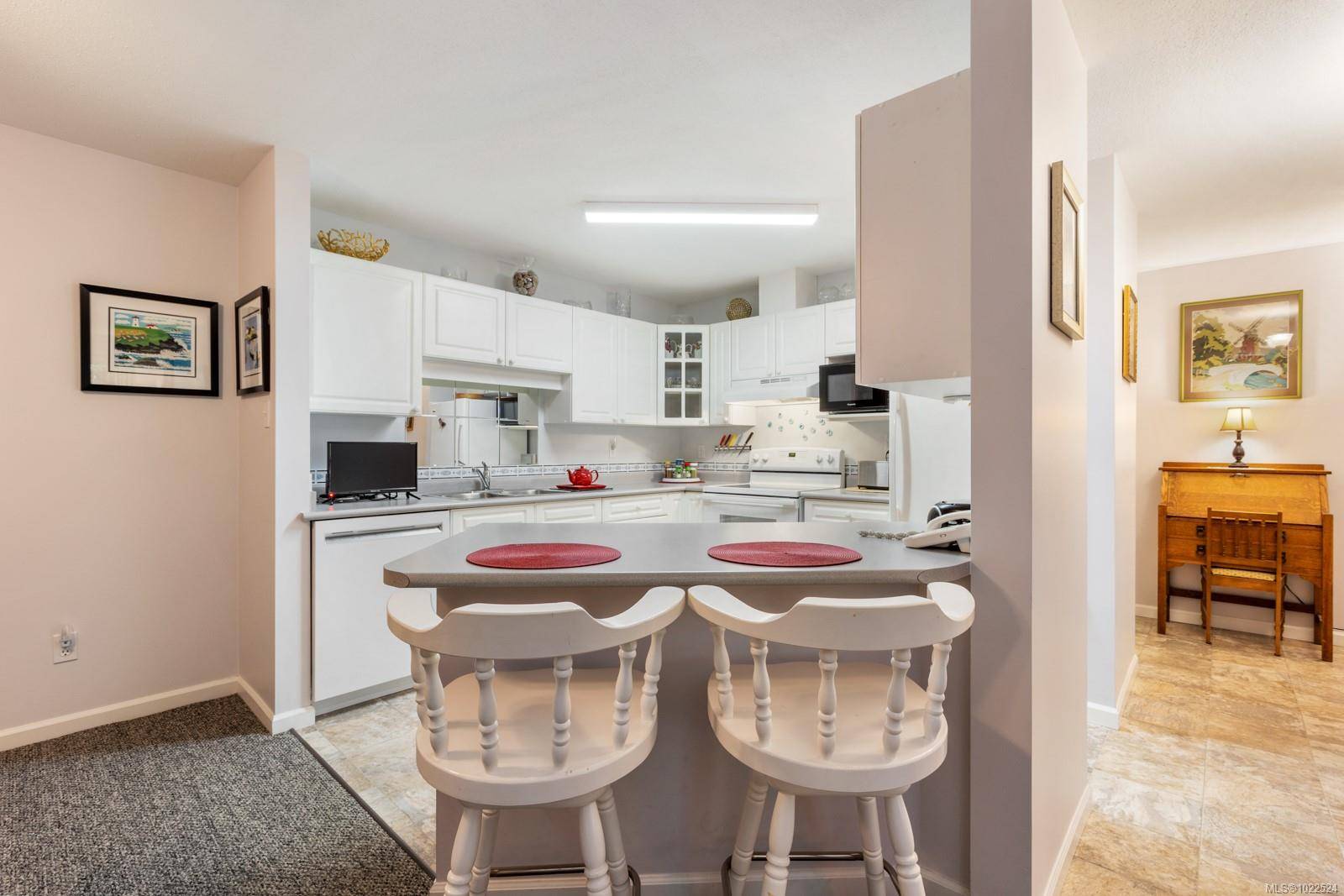 Comox, BC V9M 3M7,1970 Comox Ave #206