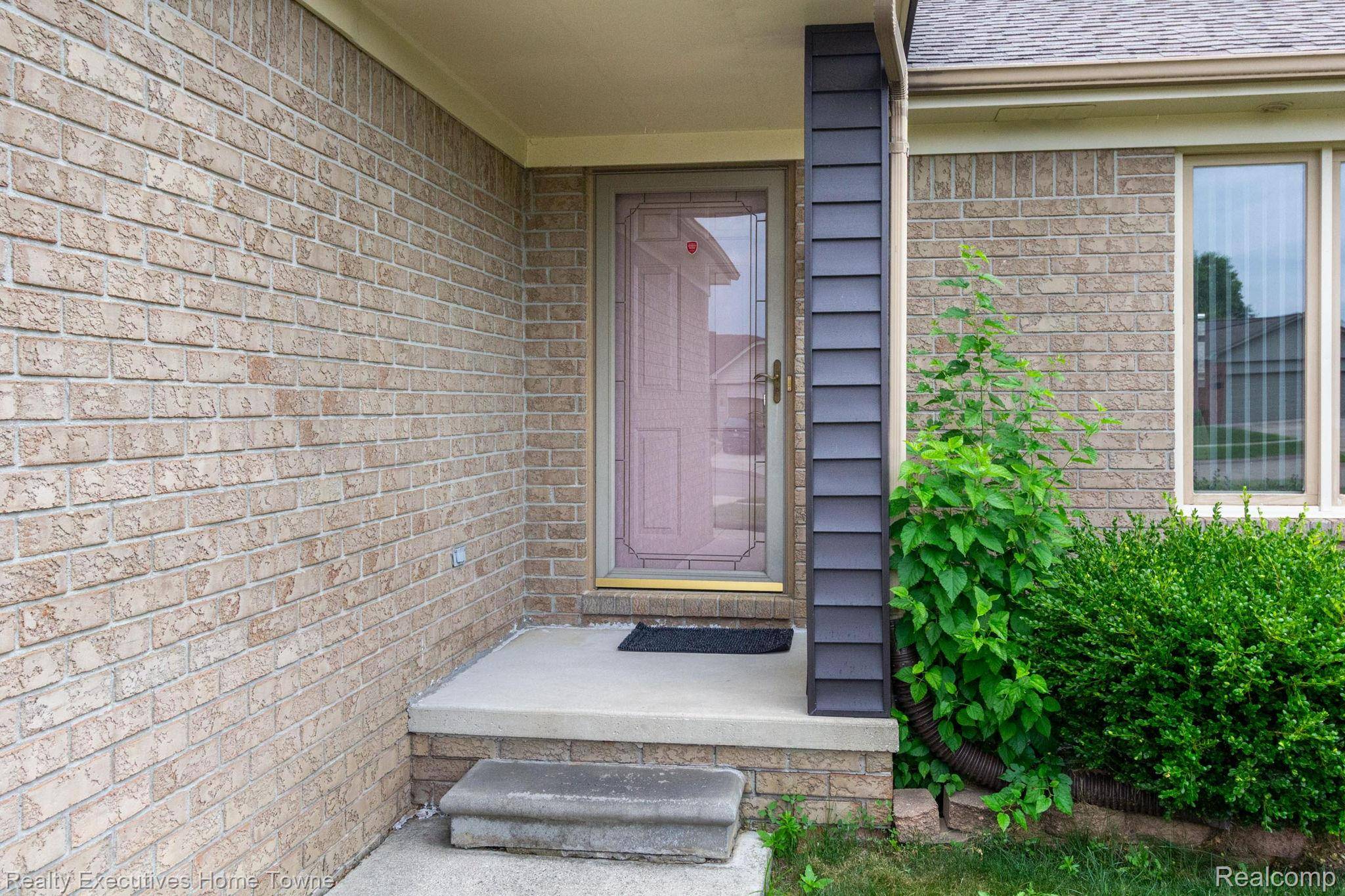 Macomb, MI 48044,21637 Clifford DR