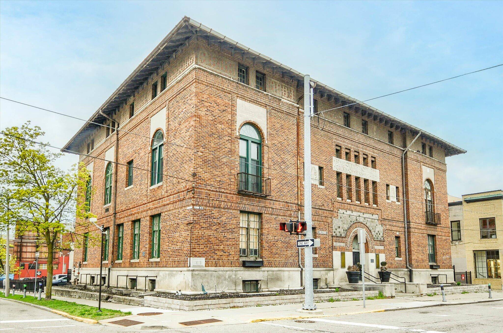 Flint, MI 48502,142 W 2nd ST