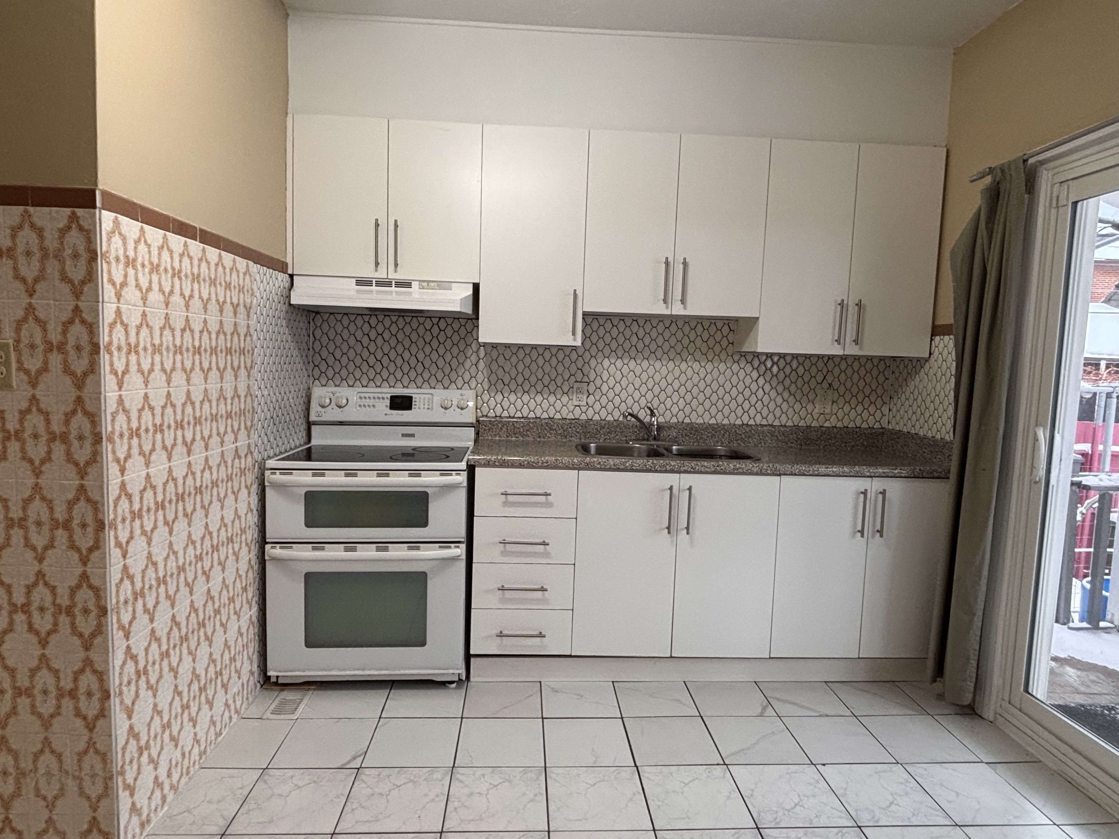 Toronto C01, ON M6H 3K9,768 Dufferin ST