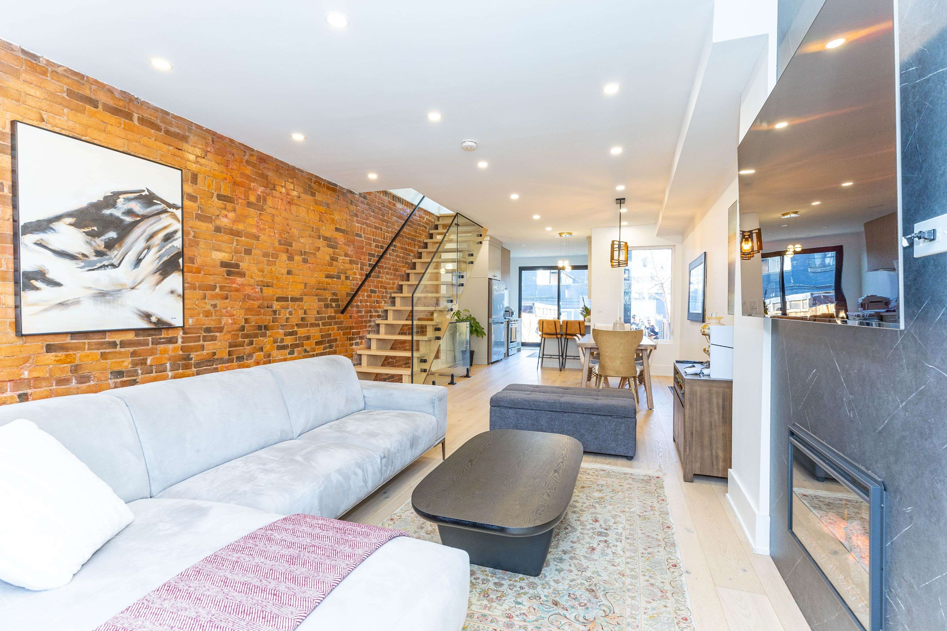 Toronto C02, ON M5R 3B7,261 Howland AVE