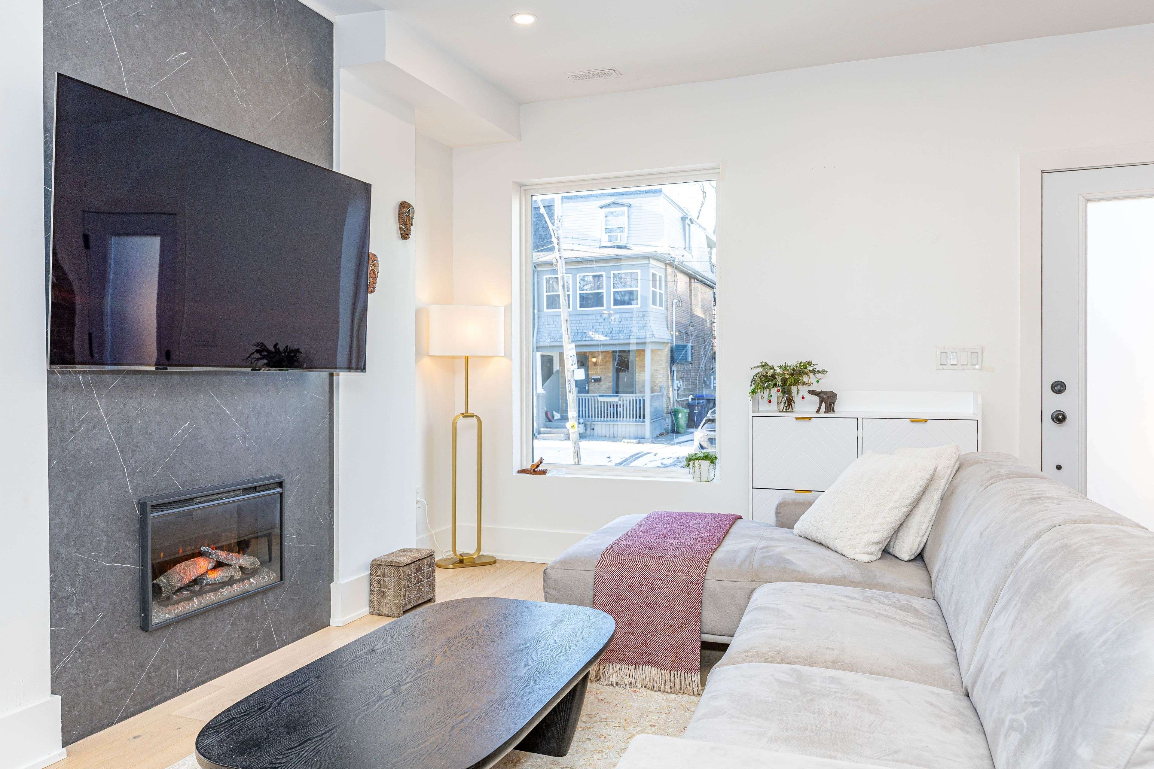 Toronto C02, ON M5R 3B7,261 Howland AVE