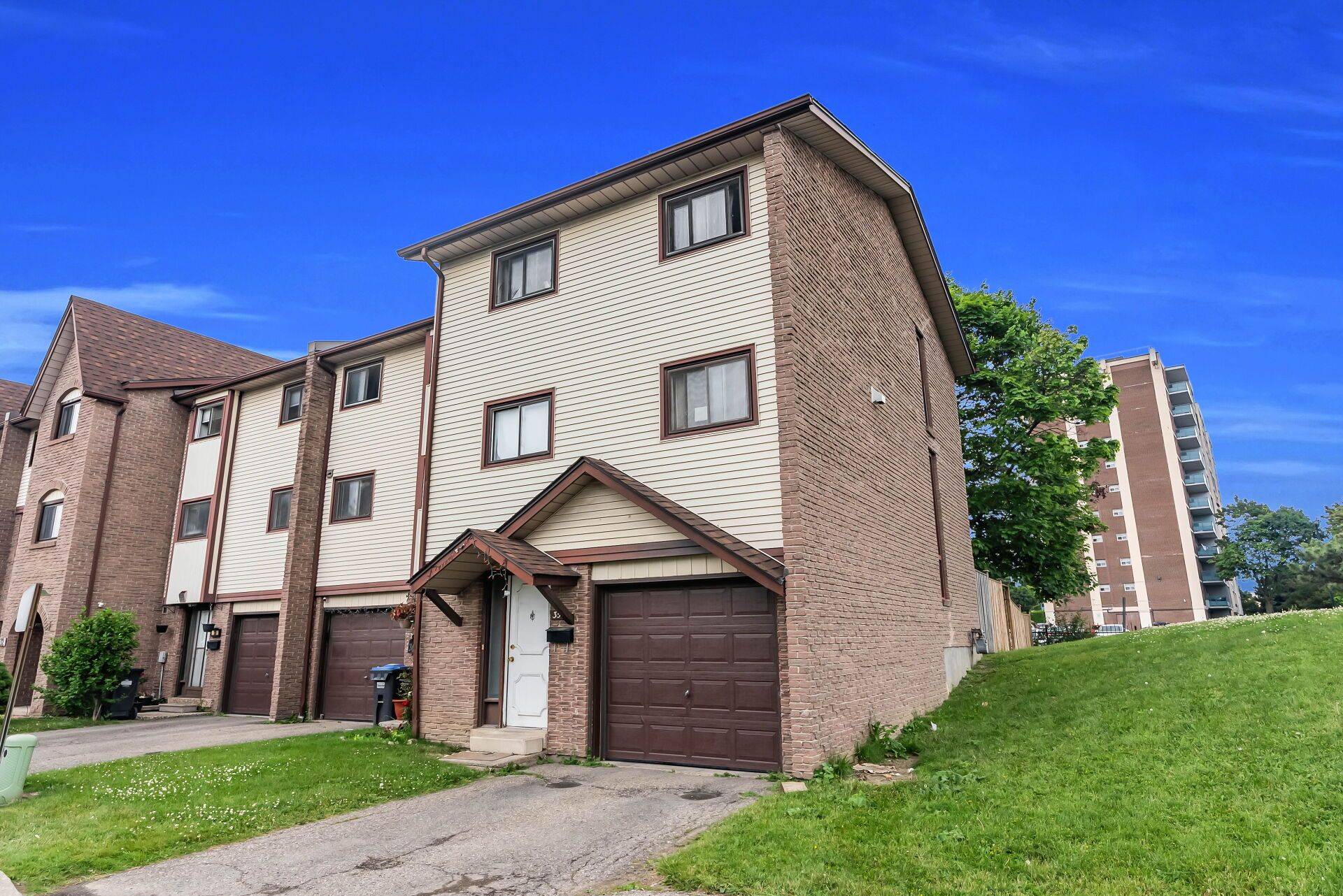 Brampton, ON L6W 3M3,35 McCallum CT