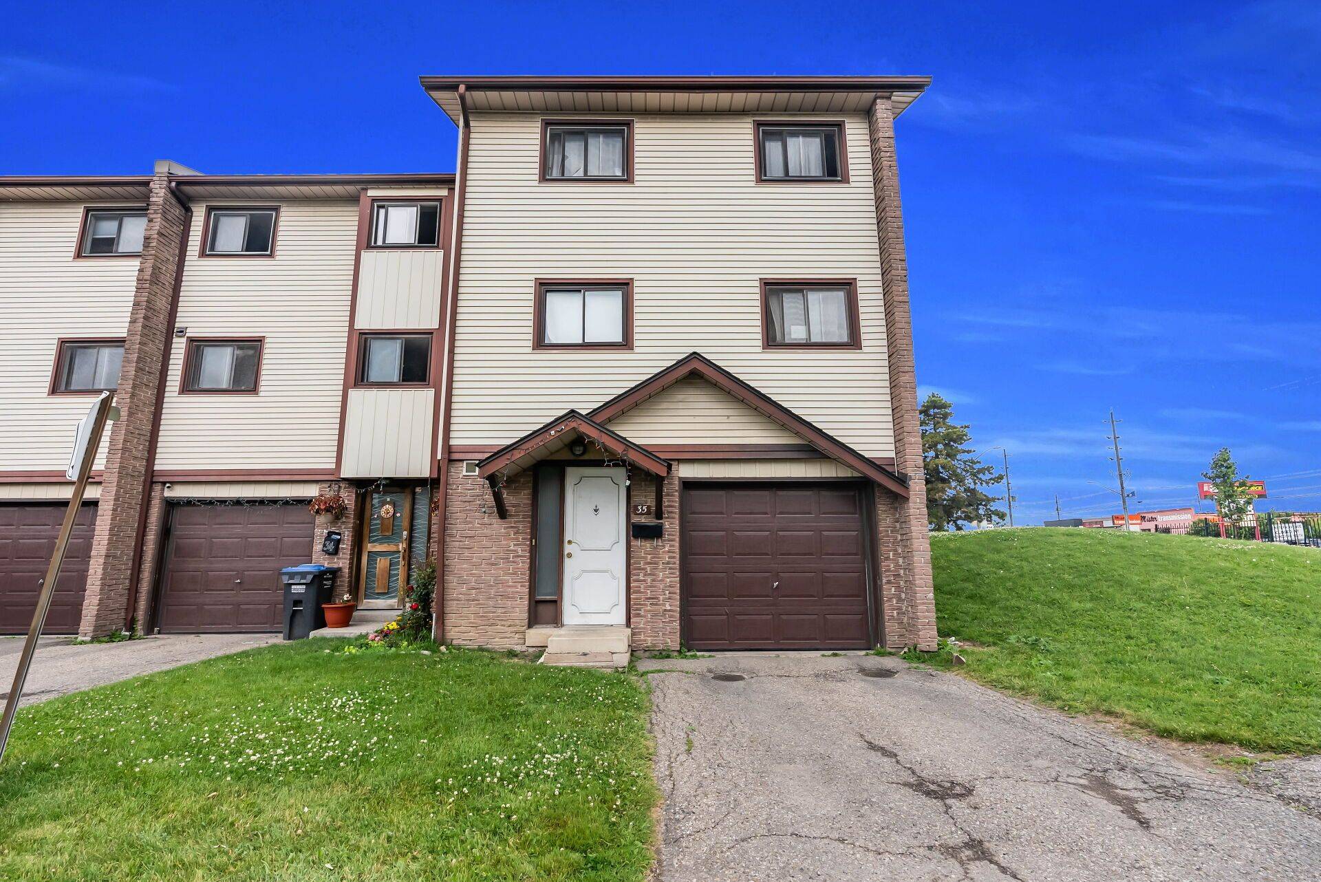 Brampton, ON L6W 3M3,35 McCallum CT