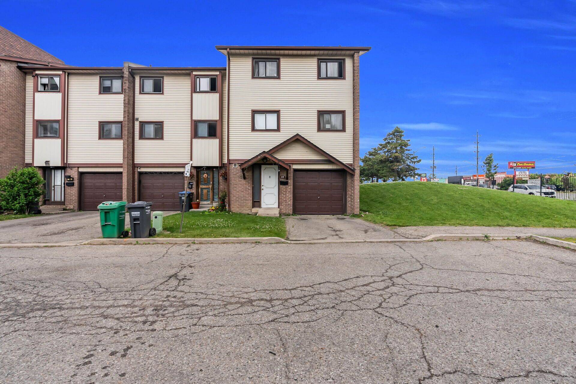 Brampton, ON L6W 3M3,35 McCallum CT