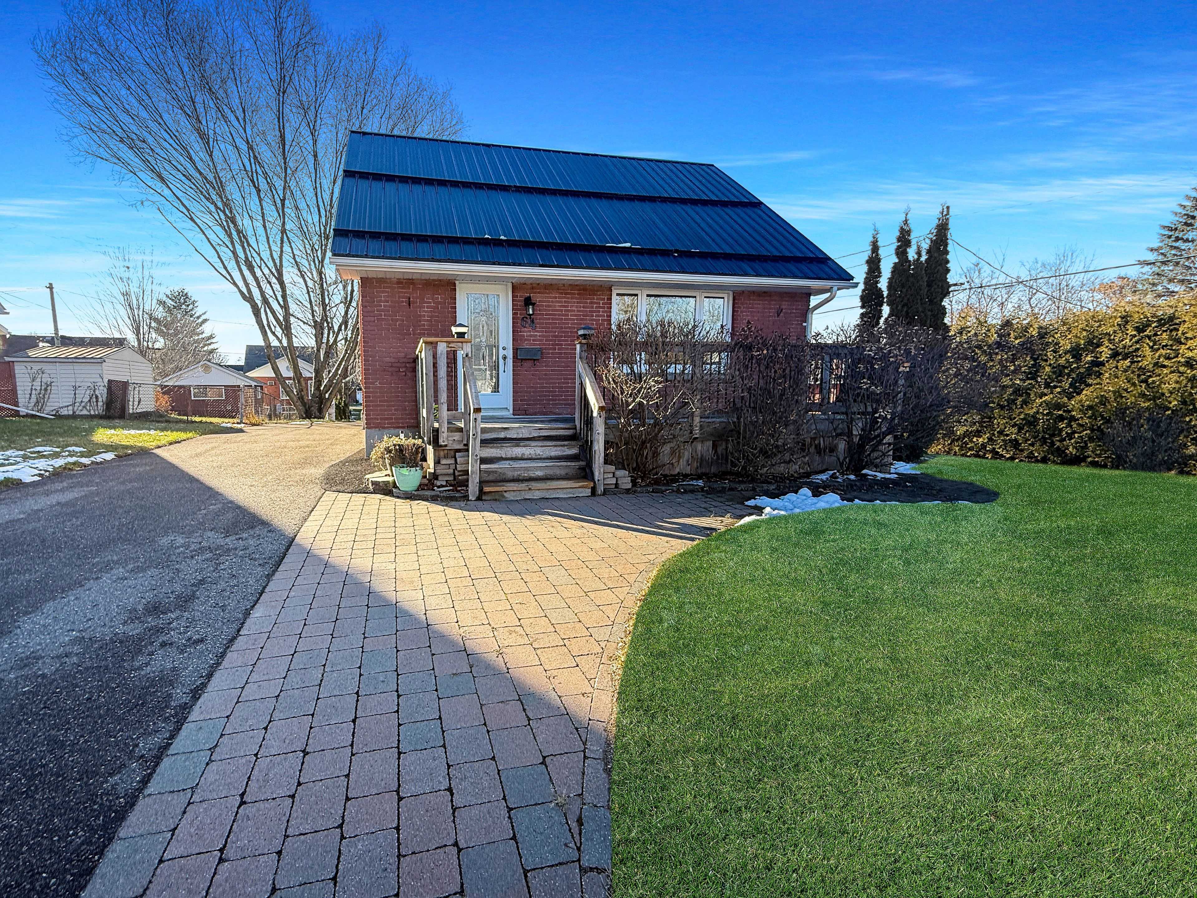 Renfrew, ON K7V 1A5,64 Mclean ST