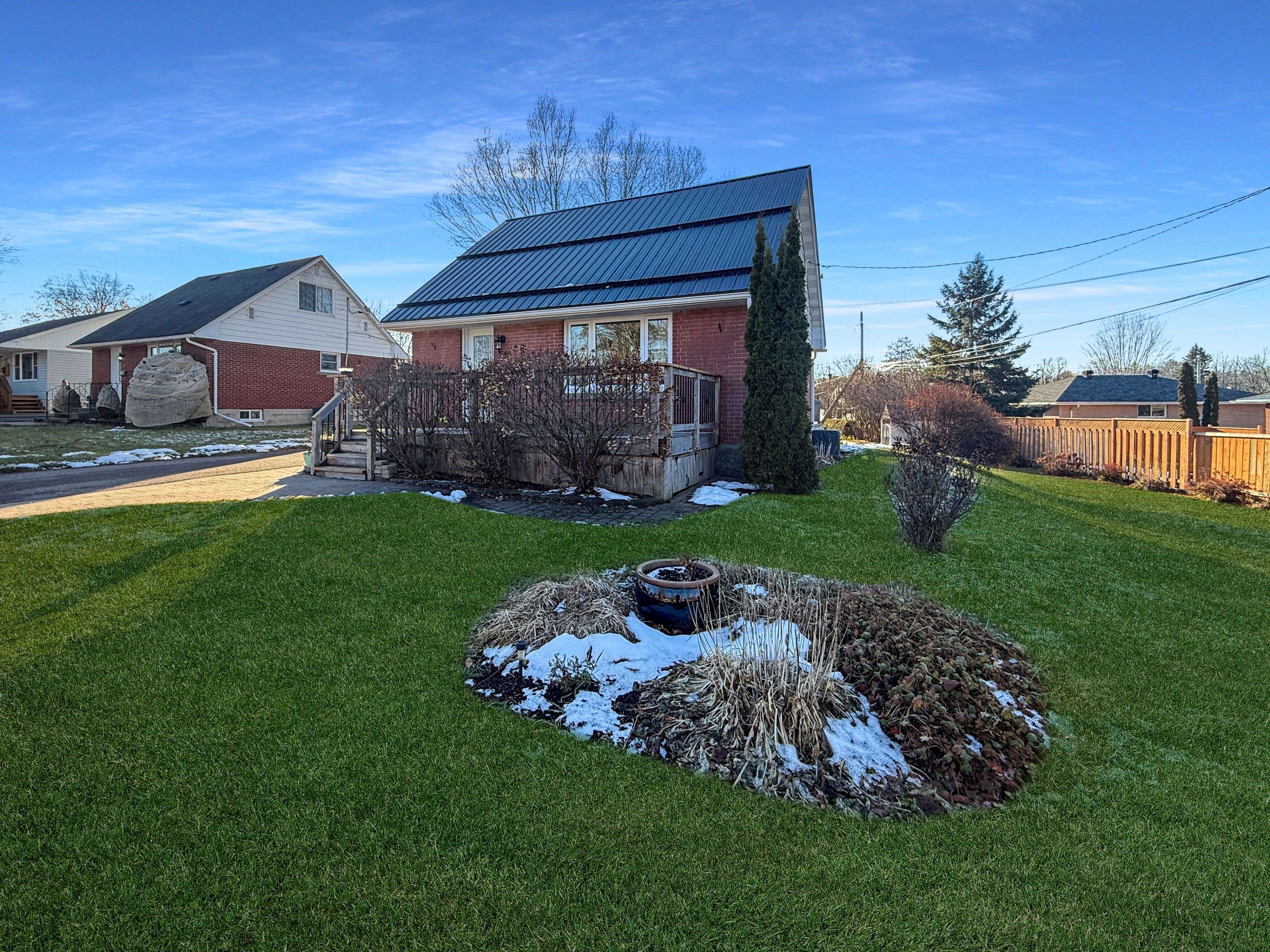 Renfrew, ON K7V 1A5,64 Mclean ST