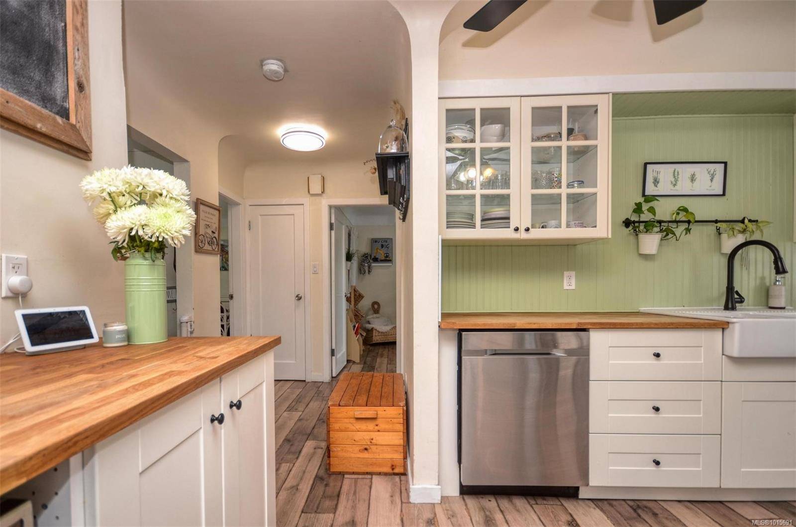 Saanich, BC V8Z 1K7,271 Battleford Ave