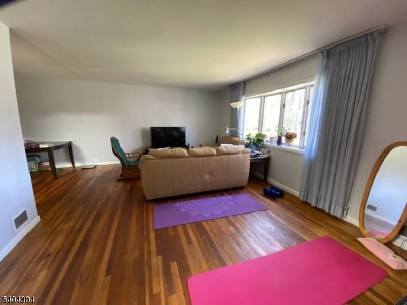 Livingston Twp., NJ 07039,14 Bunyan Dr