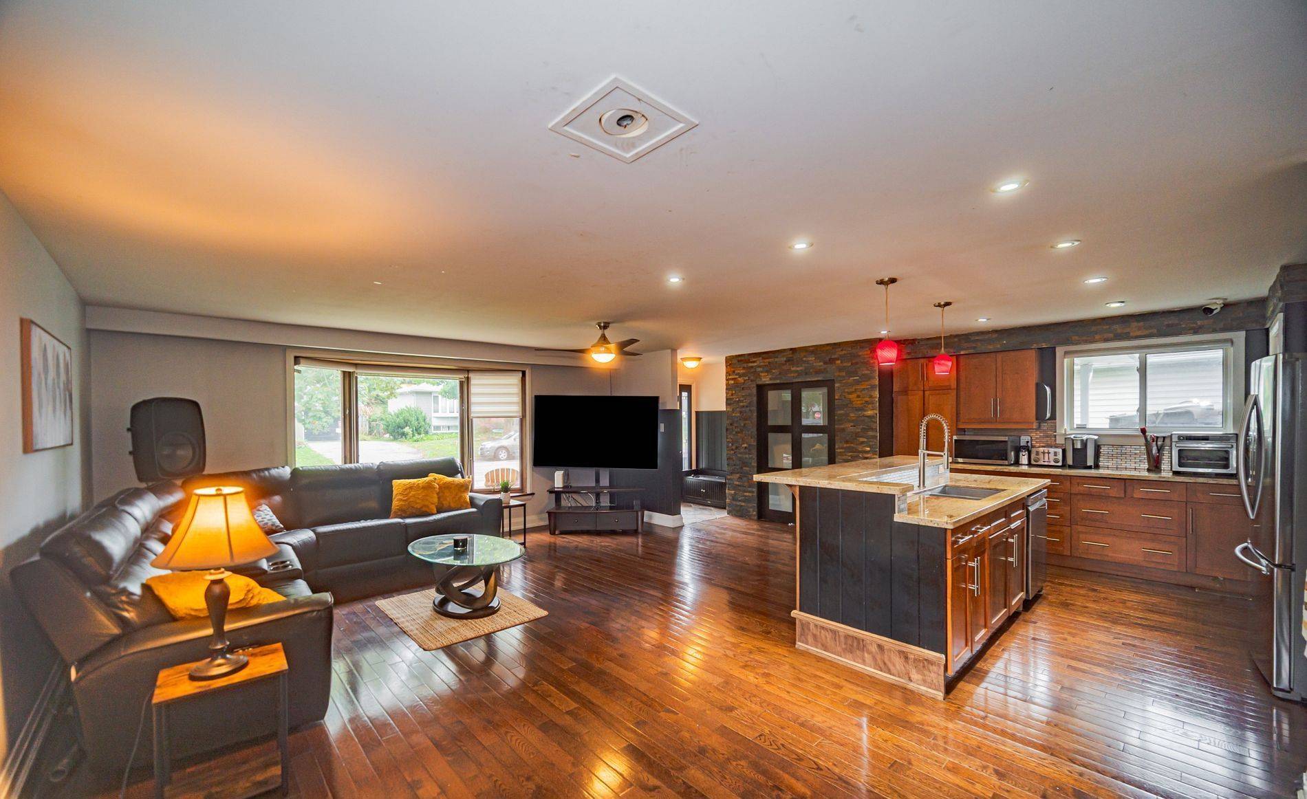 Aurora, ON L4G 2Z1,4 Devins DR