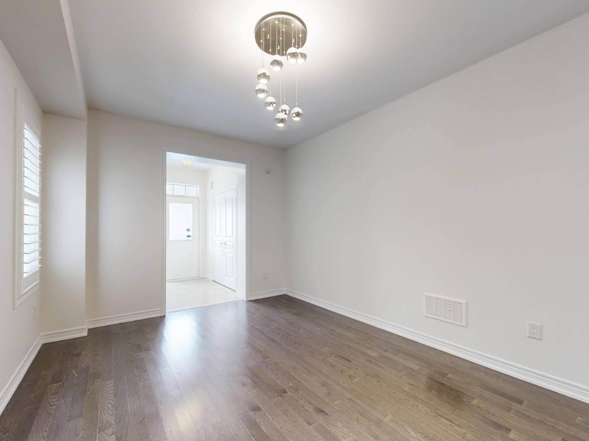 Brampton, ON L7A 4J5,10 Lloyd CRES