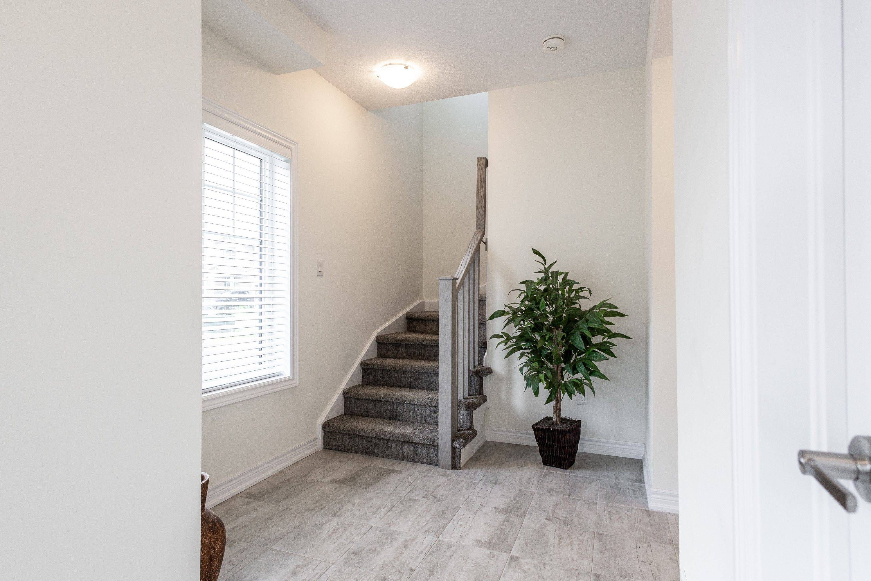 Cambridge, ON N1R 8J8,100 Hollywood CT #17