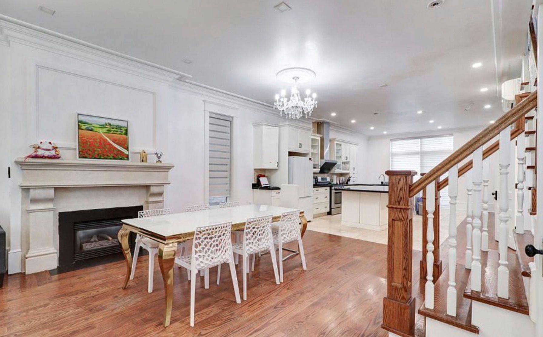 Toronto C01, ON M5S 2L8,61 Brunswick AVE