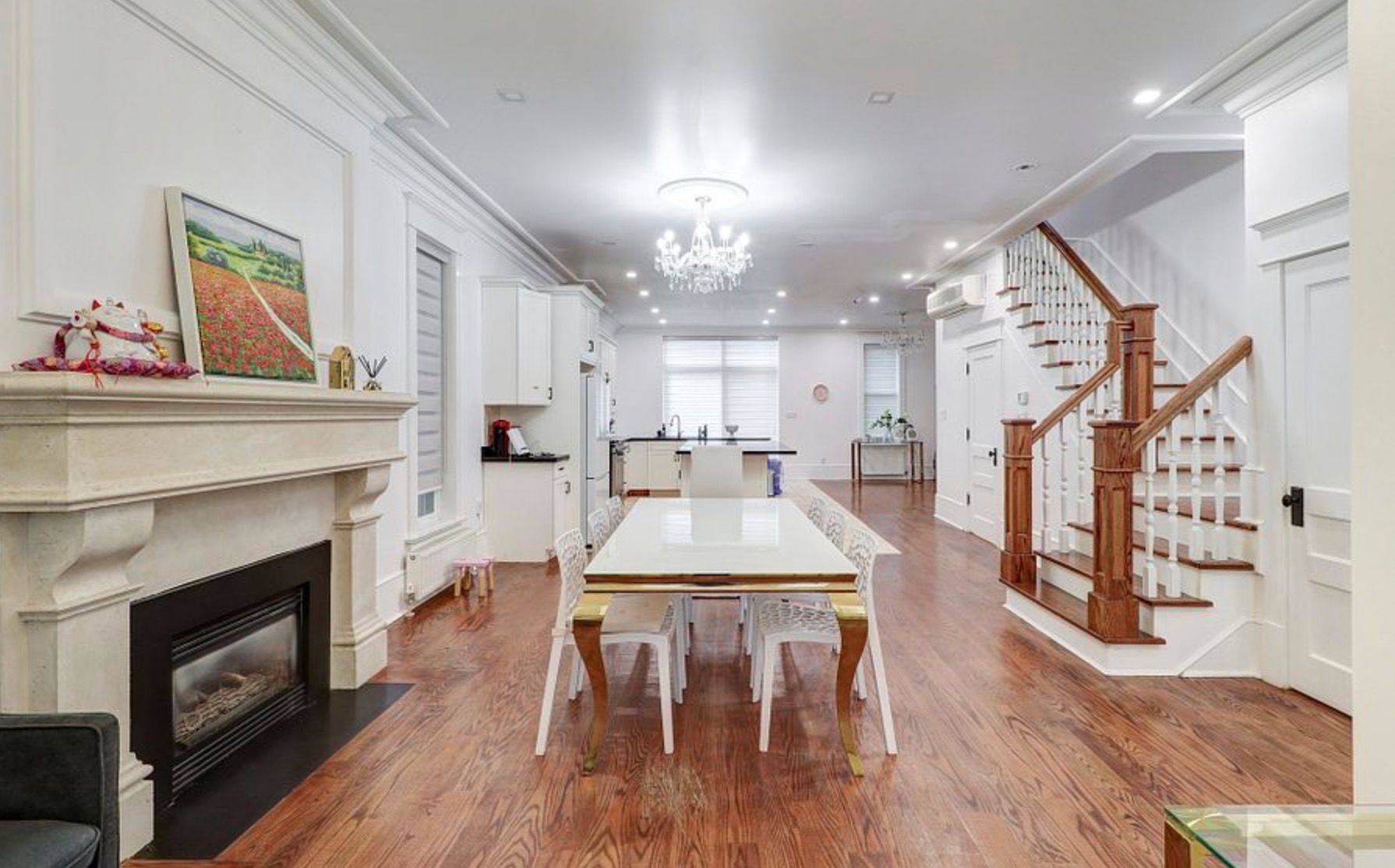 Toronto C01, ON M5S 2L8,61 Brunswick AVE