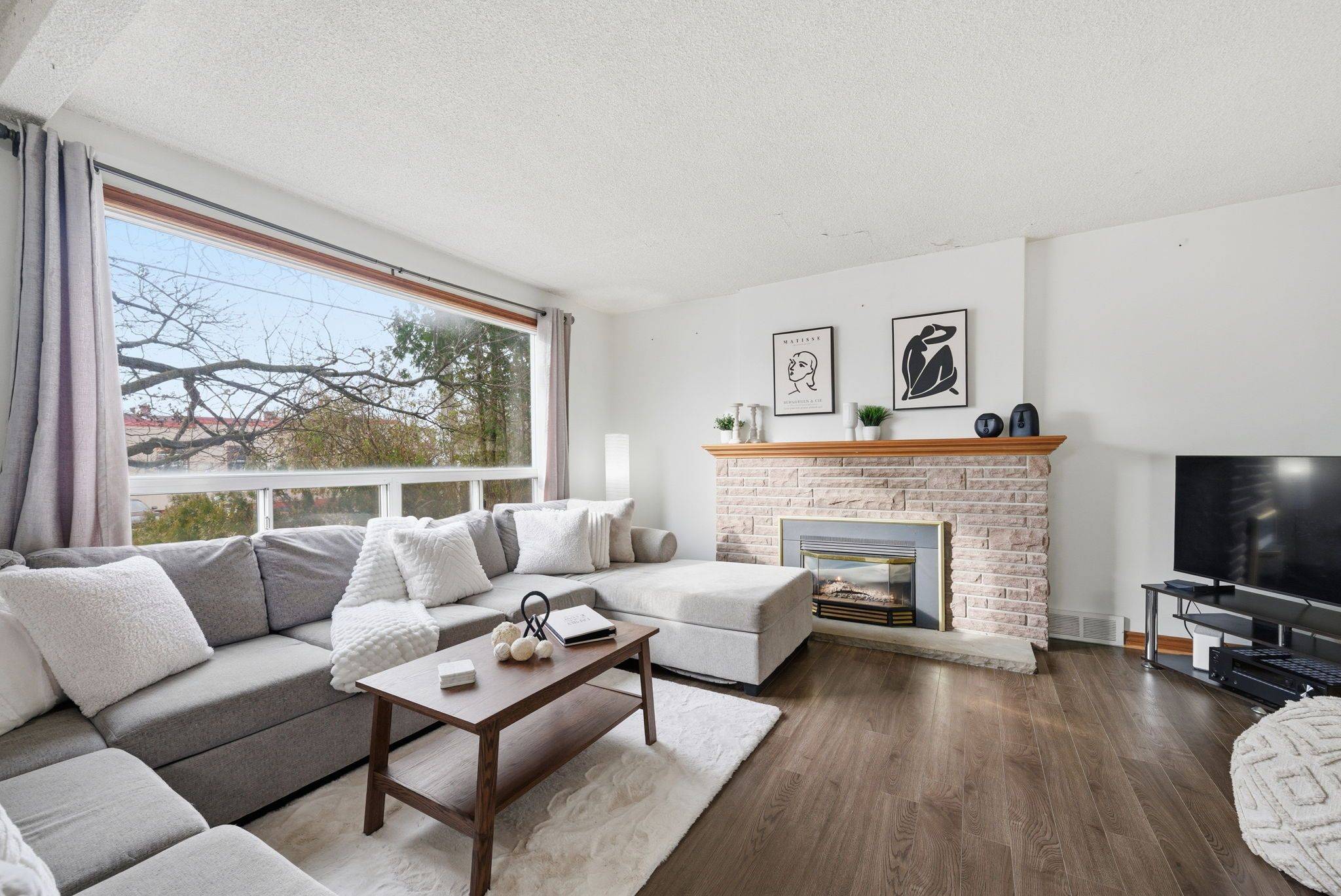 Oshawa, ON L1H 5S3,349 Oshawa BLVD S