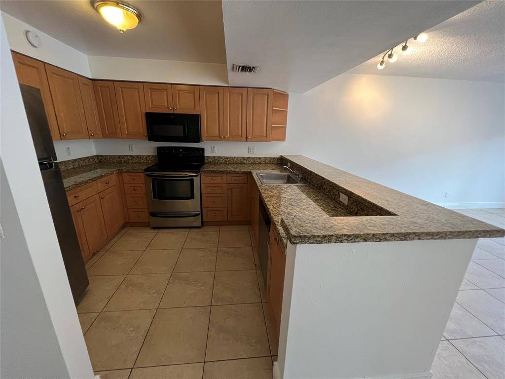 Doral, FL 33166,5221 Geneva Way #208