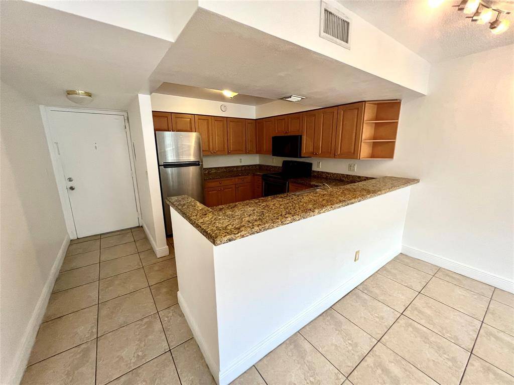 Doral, FL 33166,5221 Geneva Way #208