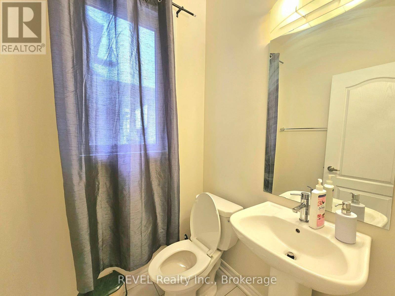 Thorold, ON L2V 0K9,16 CONCORD DR #UPPER