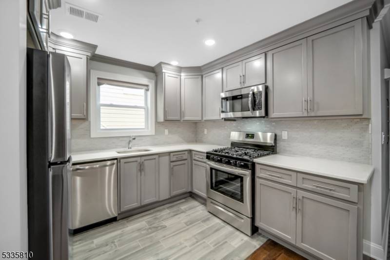 East Orange City, NJ 07017,146 N 15Th St, Apt 2 #2