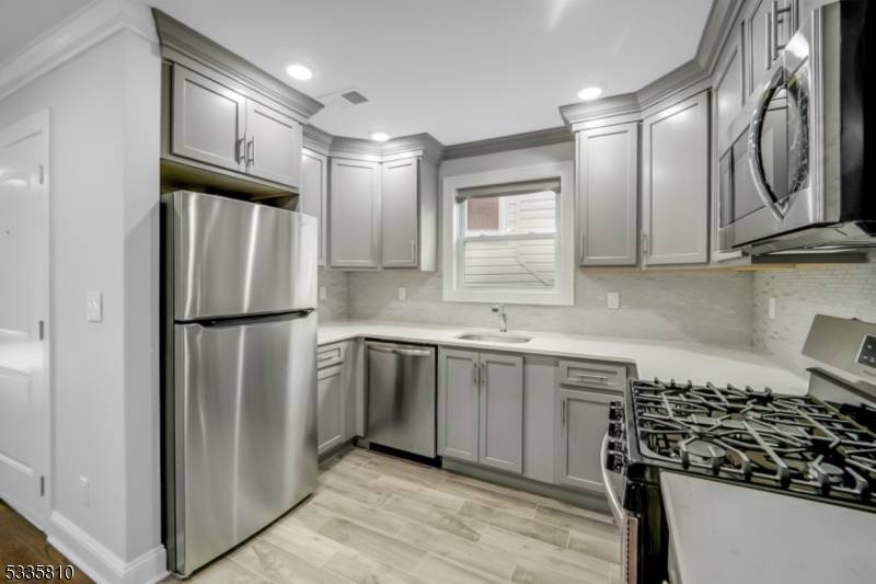 East Orange City, NJ 07017,146 N 15Th St, Apt 2 #2