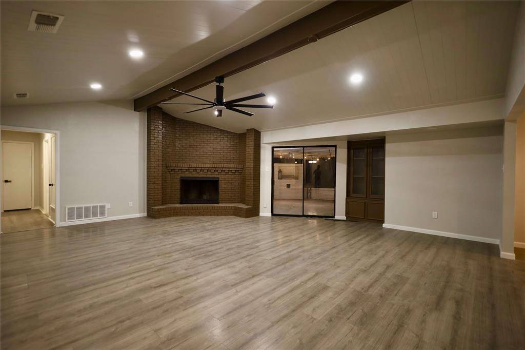 Desoto, TX 75115,905 Pine Tree