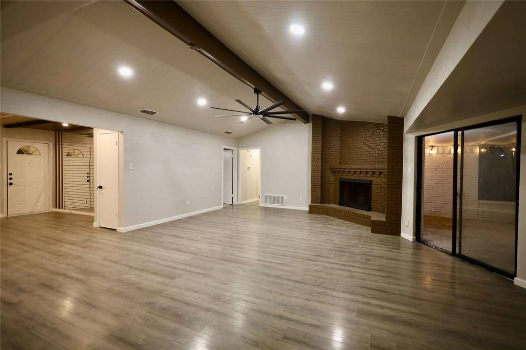 Desoto, TX 75115,905 Pine Tree