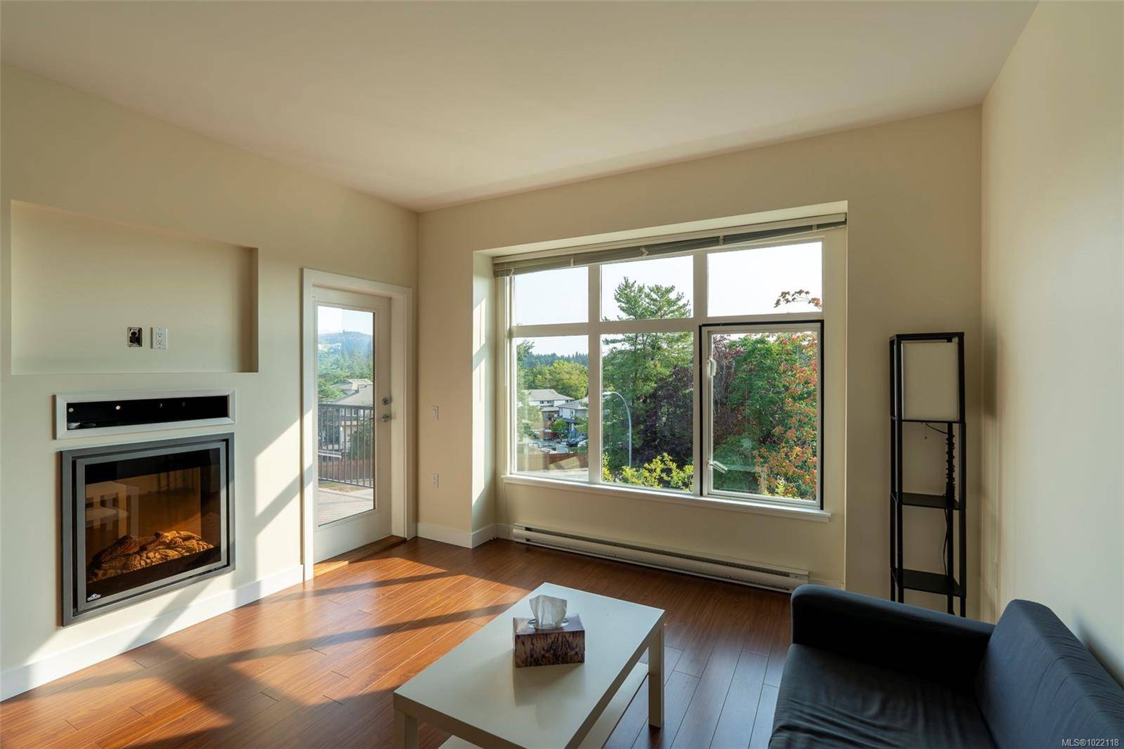 Saanich, BC V8X 2E9,4030 Borden St #402