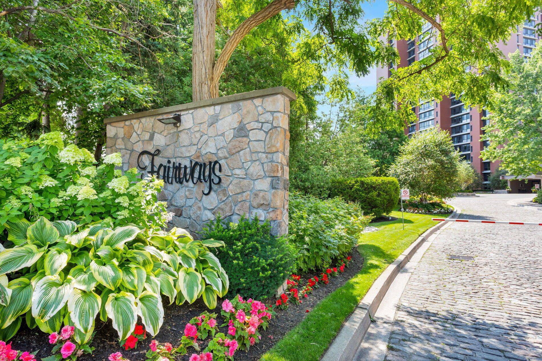 Mississauga, ON L5E 3E1,1400 Dixie RD #305