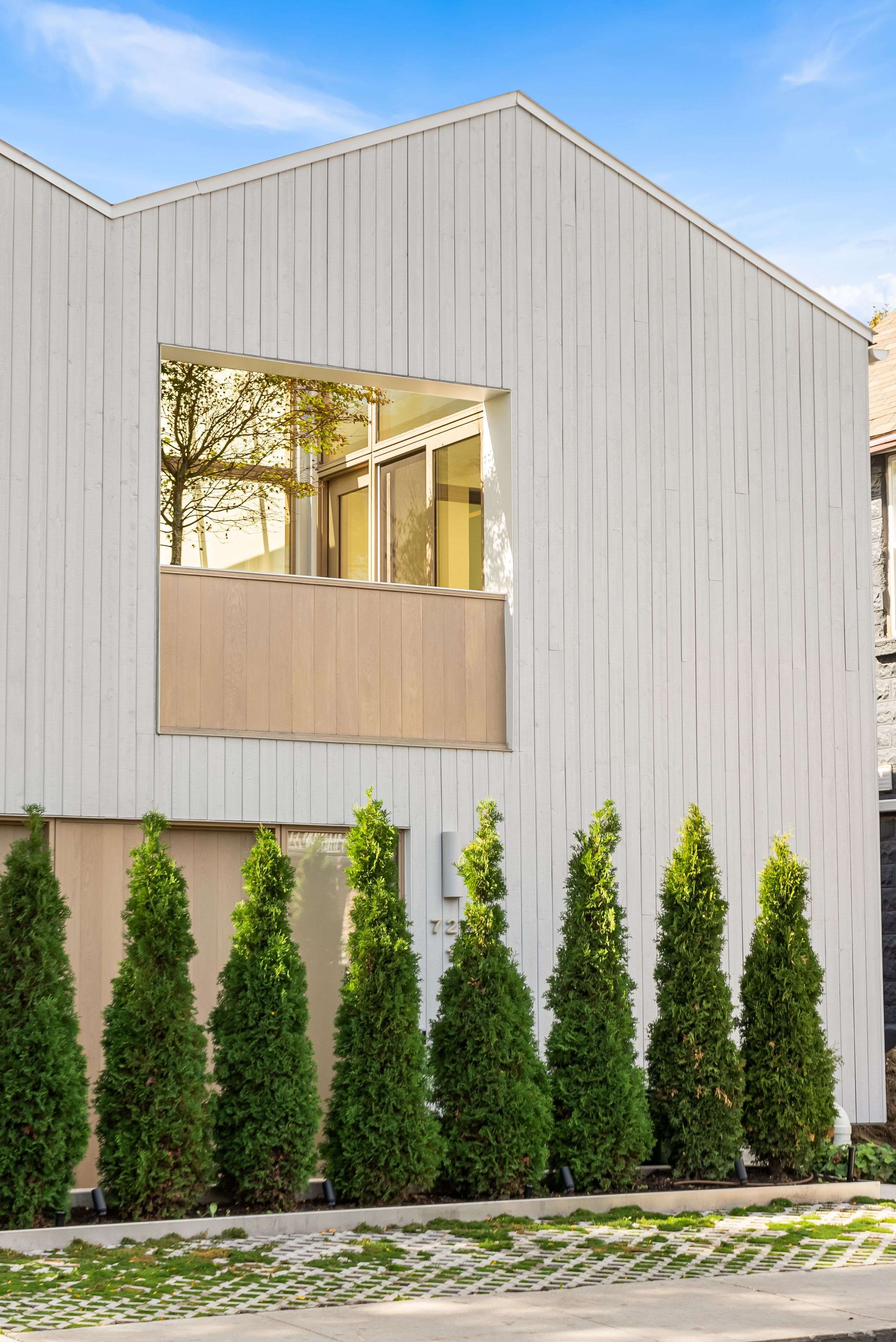 Toronto W02, ON M6H 3Y8,722 Lansdowne AVE