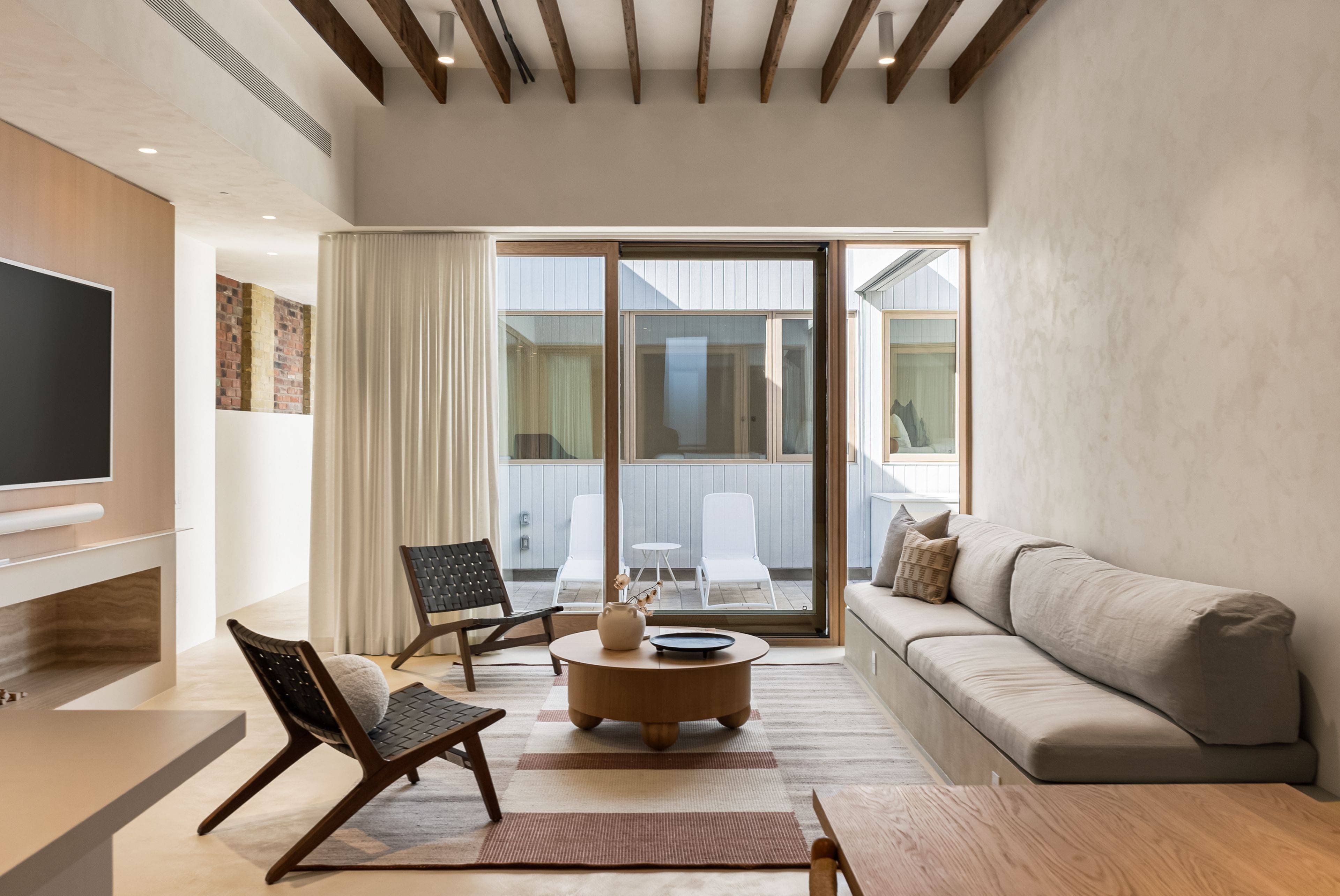 Toronto W02, ON M6H 3Y8,722 Lansdowne AVE