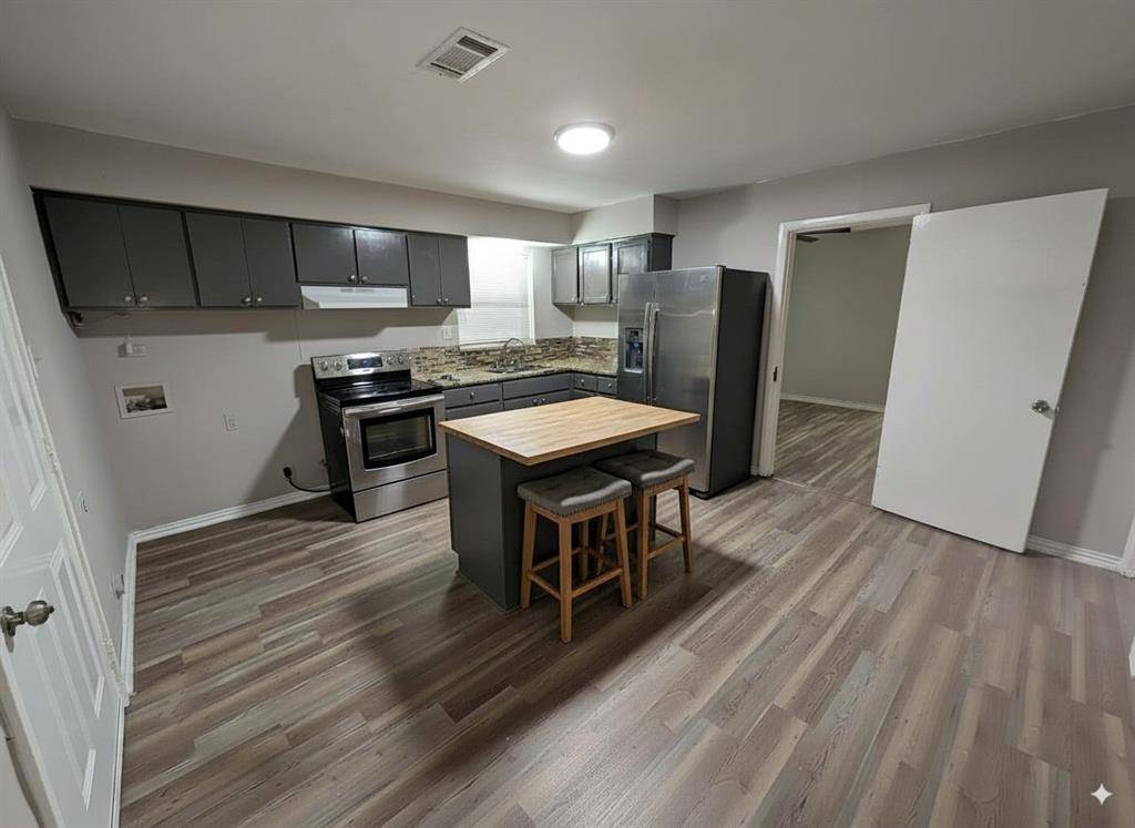 Dallas, TX 75232,806 clearwood Drive