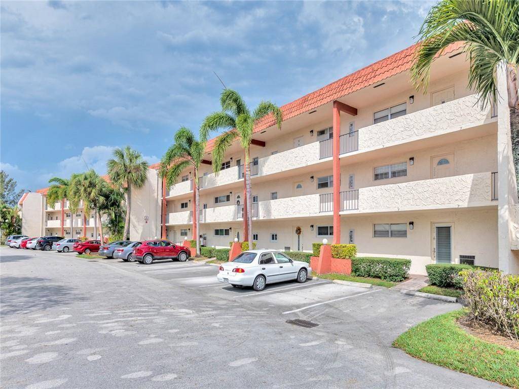 Pembroke Pines, FL 33025,9800 N Hollybrook Lake Dr #202