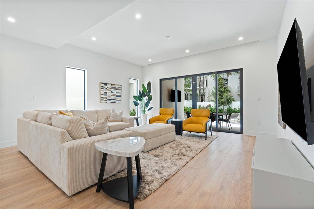 Fort Lauderdale, FL 33316,812 SE 12th Street #812